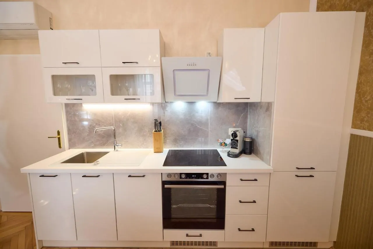 Sophies Place Augarten - Imperial Lifestyle City Apartments Vienna Parking